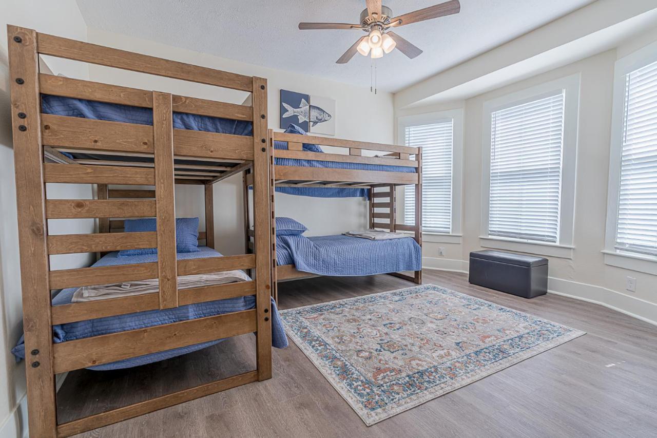 Uptown Cottage Newly Updated Home Near The Strand Galveston Harbor And Utmb Exterior photo